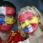 Dos aficionados, con las caras pintadas con la mezcla de colores franceses y españoles.