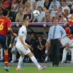 Benzema intenta controlar un balón ante la mirada de Ramos, Busquets y el seleccionador francés, Blanc.