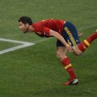 Xabi Alonso remata de cabeza para marcar el primer gol de España.