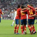 Los jugadores de la selección española celebran el gol de Xabi Alonso.