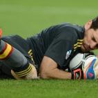 Casillas detiene un balón tras un córner sacado por Francia.