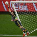 Casillas se estira para despejar el balón tras el lanzamiento de una falta por parte de Francia.