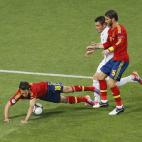 Jordi Alba cae al suelo ante Sergio Ramos y Debuchy.
