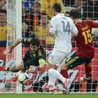 Casillas despeja un balón y salva una ocasión de Francia.