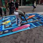 Leon Keer pintando su Pac-Man en una de las calles de la ciudad de Venlo