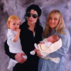 Posado con Debbie Rowe y sus hijos, Prince Michael Jackson y Paris. En 1998.