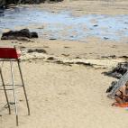 En varias playas se ha prohibido el baño debido al vertido de fuel registrado en la ría de Aboño procedente de una central térmica que está afectando al litoral del municipio de Carreño.