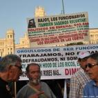 Juan Jose Menendez:Empleados público con una pancarta