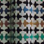 Detalles de los mosaicos nazaríes que adoran algunas columnas de La Alhambra