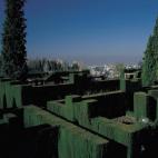 En la parte trasera del monumento se encuentran los arriates y rosaledas de La Alhambra