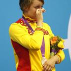 La nadadora española se seca las lágrimas mientras suena el himno de España