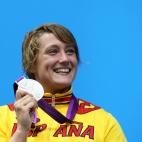 La nadadora posa sonriente junto a su medalla de plata