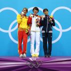 Las tres ganadoras de estilo mariposa posan con sus medallas