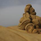 Un artista da los últimos retoques a su escultura en la playa de Nansha, en China.