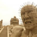 Una escultura emulando a Pinhead, de la película Hellraiser.