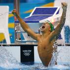 Por una brazada, Michael Phelps, el deportista que en Londres 2012 se ha convertido en el más laureado de la historia de los Juegos Olímpicos, se quedó sin el oro. Esta fue la emocionante celebración del sudafricano, Chad le Clos. | Getty
