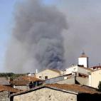 Una columna de humo vista desde a población de Valdehijaderos (Salamanca)
