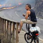Un vecino de la localidad orensana de O Barco observa las llamas del incendio