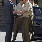 El Rey saluda al ministro de Defensa, Pedro Morenés, instantes antes de la caída.
