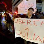 Manifestantes en Ecuador a las puertas de la embajada de Londres en la capital ecuatoriana