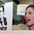 Una joven ecuatoriana reclama libertad para el fundador de Wikileaks