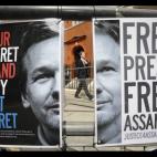 Delante de la embajada de Ecuador se puede observar varias pancartas apoyando a Julian Assange