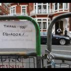 Una pancarta agradece a Ecuador su apoyo con el fundador de Wikileaks