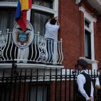 Un operario trabaja en el balcón donde ha comparecido Assange.