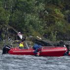 Equipos de rescate buscan cuerpos en las aguas de la isla de Utoya.