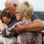 Un grupo de familiares de una de las víctimas se abraza para guardar un minuto de silencio en la isla de Utoya, donde Breivik asesinó a tiros a 67 jóvenes.