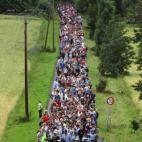 Miles de personas caminan por la isla de Utoya para asistir a un homenaje a las víctimas, dos días después de la masacre.