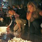 Amigos y familiares encienden velas en la catedral de Oslo.