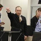 A su llegada a los juzgados, Breivik saluda con el puño en alto. El pasado abril estuvo declarando durante cinco días sobre su responsabilidad en el atentado de Oslo y el tiroteo de Noruega.