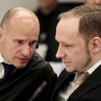 Breivik escucha a su abogado, Geir Lippestad, durante la celebración del juicio, en abril.