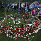 Homenaje a las víctimas con flores, tres días después de la matanza. Los noruegos intentan recuperar la normalidad en sus vidas después del ataque que conmocionó al país.