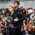 Una pareja de jóvenes sostiene dos rosas durante la vigilia celebrada en Oslo en recuerdo de las víctimas de la tragedia.