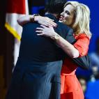 Ann se abraza a su marido Mitt en su momento estelar, su discurso en la convención.