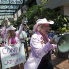 Manifestantes de del Pink Code se reúnen durante la Convención Nacional Republicana en 28 de agosto de 2012 en el centro de Tampa, Florida. Los manifestantes protestaron por la participación en las guerras de plomo de Estados Unidos en Afgani...