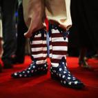 El delegado Don Genhart lleva unas patrióticas botas de cowboy durante la convención.  


