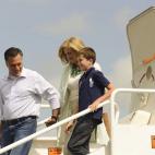 El gobernador de Massachussets y candidato a la presidencia de Estados Unidos, Mitt Romney, su esposa, Anne Romney, y uno de sus nietos descienden del avión a su llegada a Tampa. 
