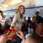 Ann Romney, esposa del candidato republicano en las elecciones presidenciales, Mitt Romney, ofrece galletas a los periodistas mientras responde a sus preguntas en el avión que la llevó junto a su marido a la convención republicana de Tampa.