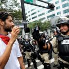 Un manifestante y un policía se graban en video mutuamente