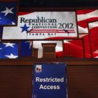 Vista de los sillones vacíos de los ponentes de la Convención Nacional Republicana en el Tampa Bay Times Forum 