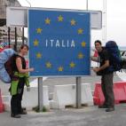 Italia fue uno de sus primeros destinos, en abril de 2007. Esta imagen fue publicada en un diario local que recogió la aventura de esta pareja. 