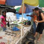 En Dili (Timor Leste) se sorprendieron al comprobar lo fácil que era entenderse con sus habitantes. "Fuimos a un mercado local a comprar cosas para cocinar y era muy gracioso porque para preguntar el precio y con los números en español, nos p...