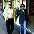 Carlos Larrañaga pasea con la actriz Pilar Velázquez en 1999. Iniciaron su relación cuando los dos actuaban en la misma obra, 'Las mujeres de Jack'.