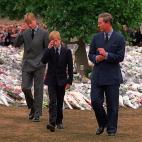 El 31 de agosto de 1997 Diana perdió la vida en un accidente de tráfico en París. Guillermo tenía 15 años. En esta foto, a su llegada al Palacio de Kensington, aparece emocionado tras leer, junto a su hermano y su padre, alos mensajes de c...