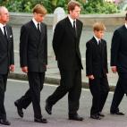 Con el Duque de Edimburgo, su tío Earl (hermano de Diana), su hermano y su padre, en el funeral por Diana. Tanto él como su hermano afrontaron ante las cámaras el funeral con mucha madurez.