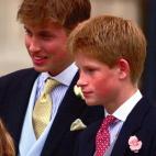 Con su hermano, tras la boda de su tío Eduardo con Sohpie Rhys-Jones Saturday en la Capilla de Windsor.