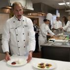 Durante una visita oficial a Montreal, el duque de Cambridge ayudando en la cocina de un instituto de turismo.